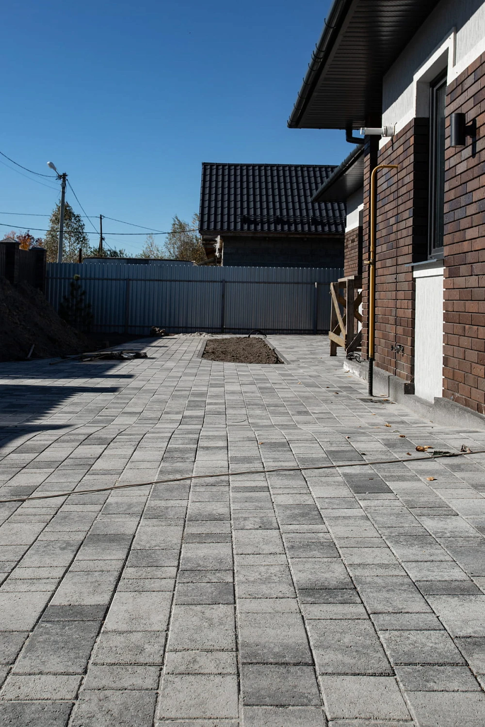 Благоустройство дома: плитка в цвете Антрацит и шаговые дорожки