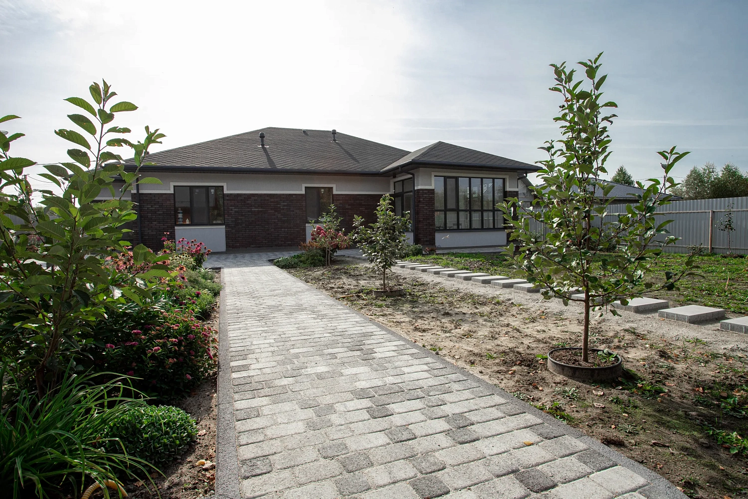 Благоустройство дома: плитка в цвете Антрацит и шаговые дорожки