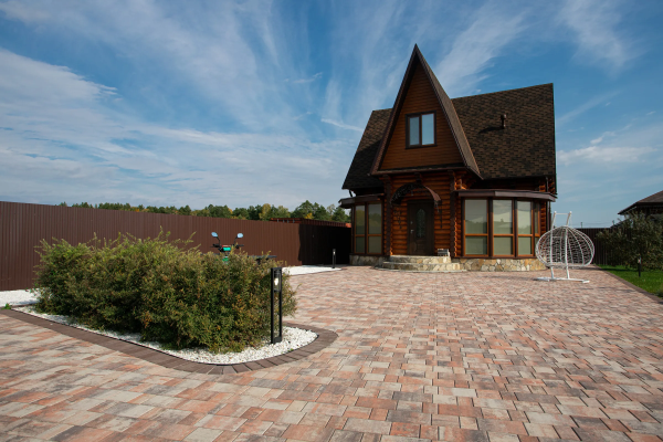 Благоустройство участка под ключ с тротуарными дорожками цвета Клен