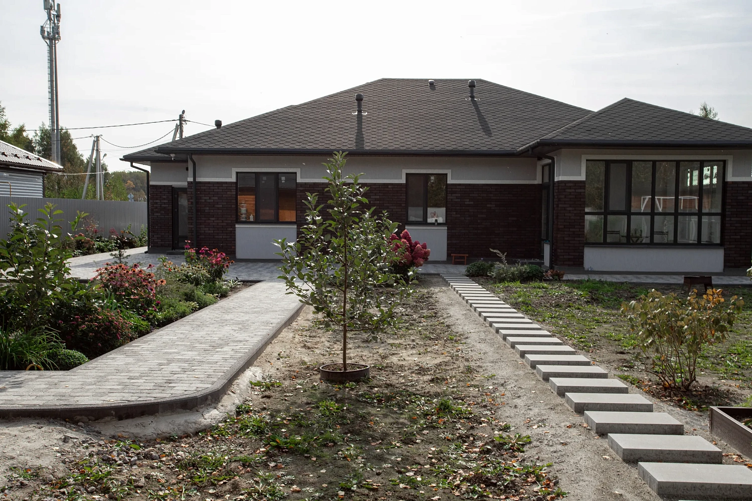 Благоустройство дома: плитка в цвете Антрацит и шаговые дорожки