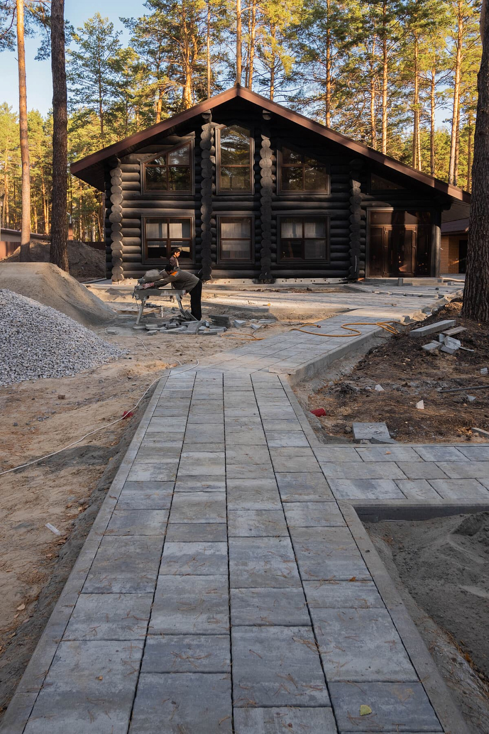 Благоустройство частного дома, плитка Литос, цвет Габбро