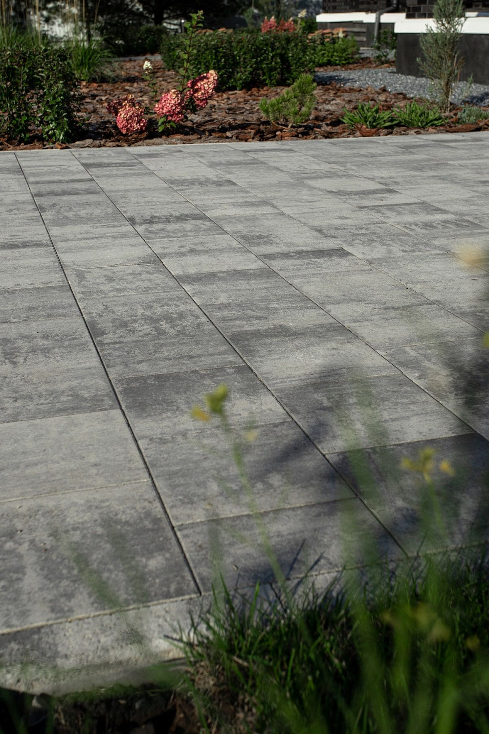 Ландшафтный дизайн в Тюмени с плиткой Ригель, Трио, 300х900 мм