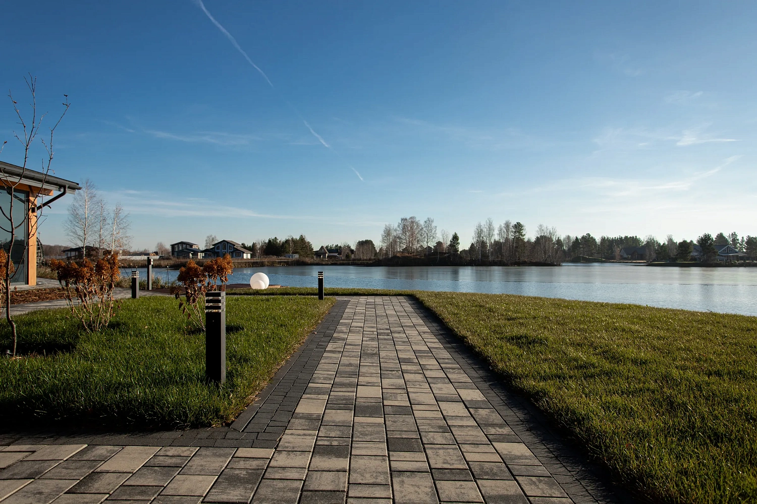 Укладка тротуарной плиты на участке с озером