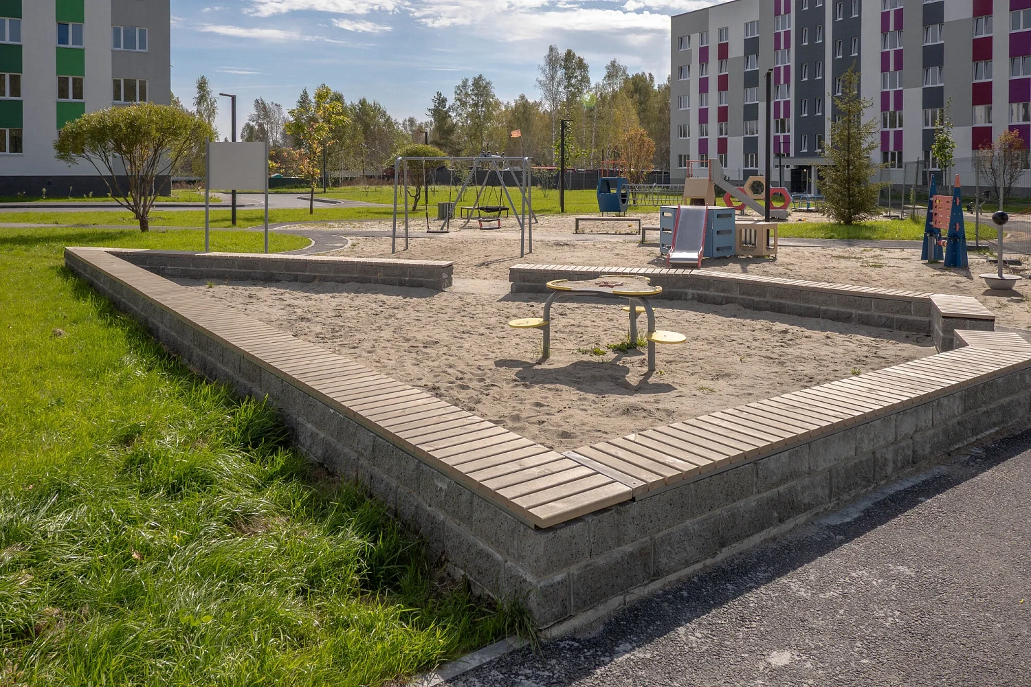 Жилой комплекс "Счастье" в Ялуторовске с декоративными ограждениями из серых бетонных блоков