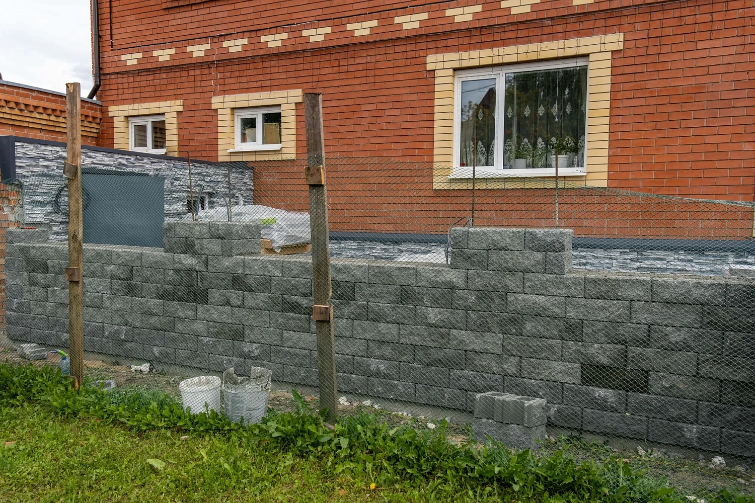 Забор из серых бетонных блоков, частный дом, Тюмень