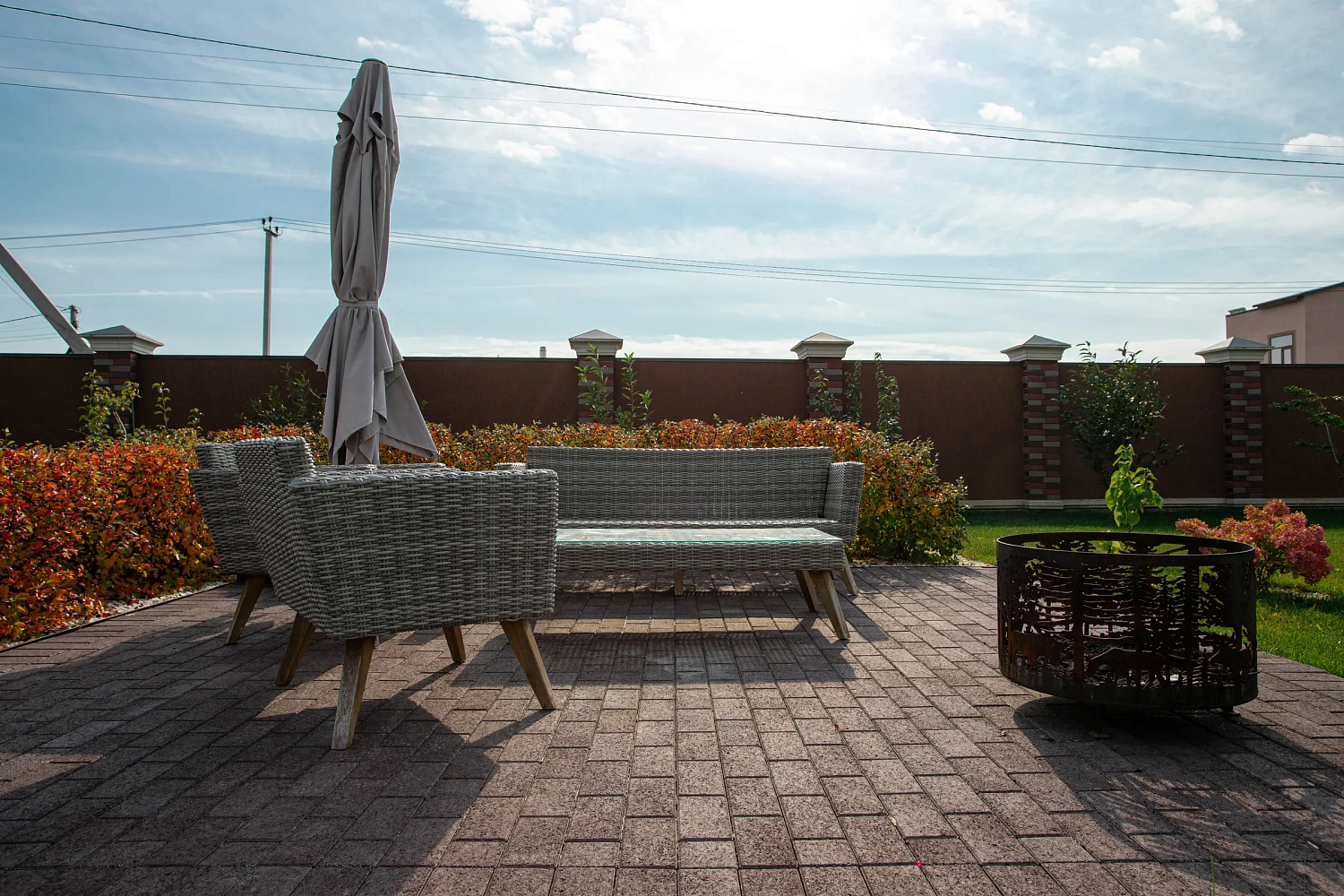 Благоустройство участка под ключ с тротуарными дорожками цвета Клен