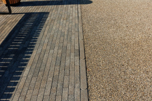 Купить бордюры БРШ.50.20.8 гранит листопад (бело-черно-коричневый) - Старый Замок от производителя - «Поревит»