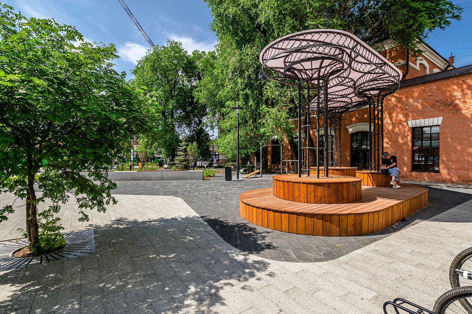 Сквер с историей географов открыли по улице Дзержинского в Тюмени