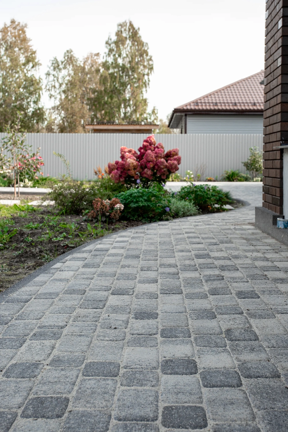 Благоустройство дома: плитка в цвете Антрацит и шаговые дорожки